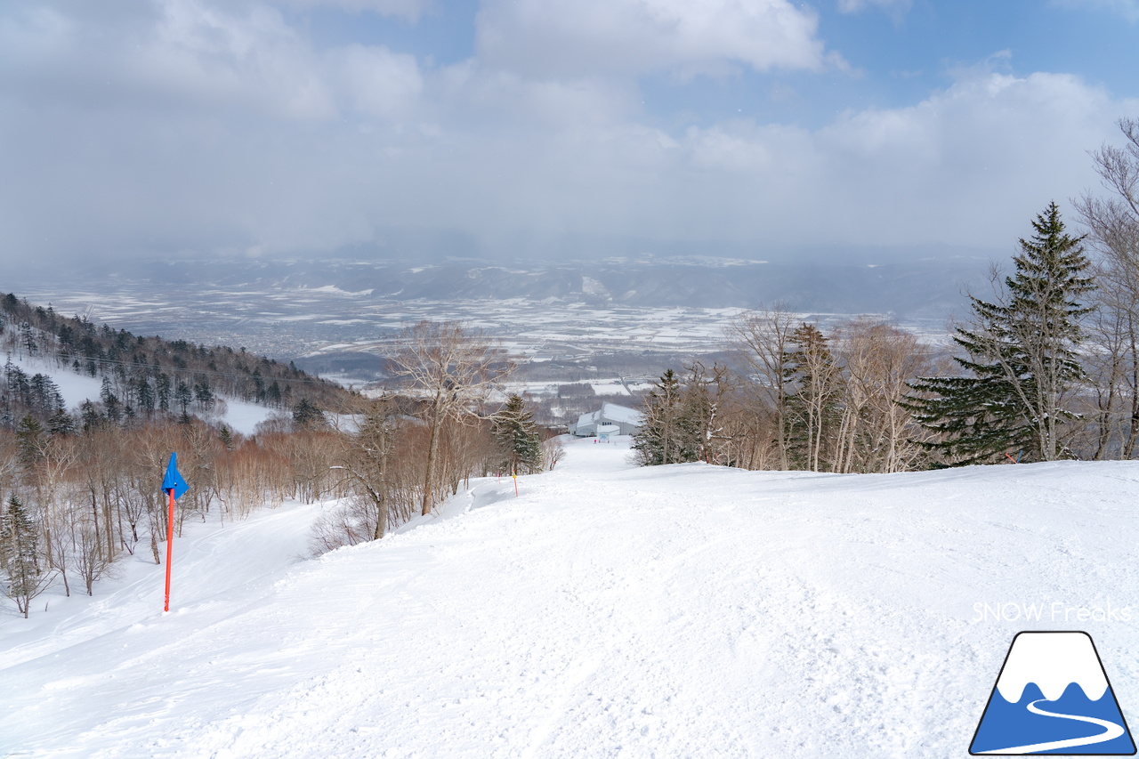 富良野スキー場｜季節は、まだ冬？それとも…？小雪が舞い、たくさんの雪が残る富良野スキー場で、春の恒例イベント『春スキー池渡り大会』開催(^^)/